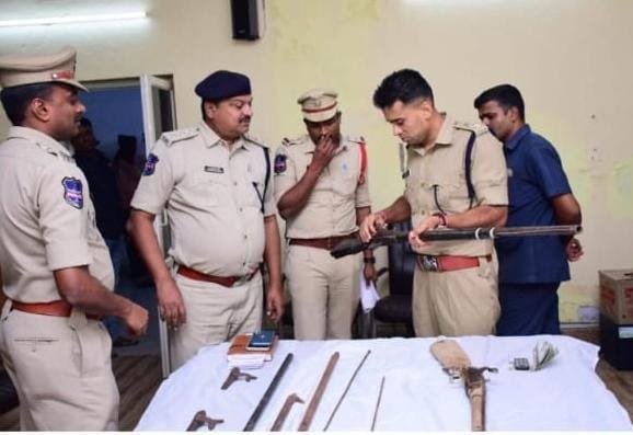 నాటు తుపాకులు తయారు చేస్తున్న వ్యక్తితో సహా ముగ్గురు వ్యక్తులు అరెస్ట్