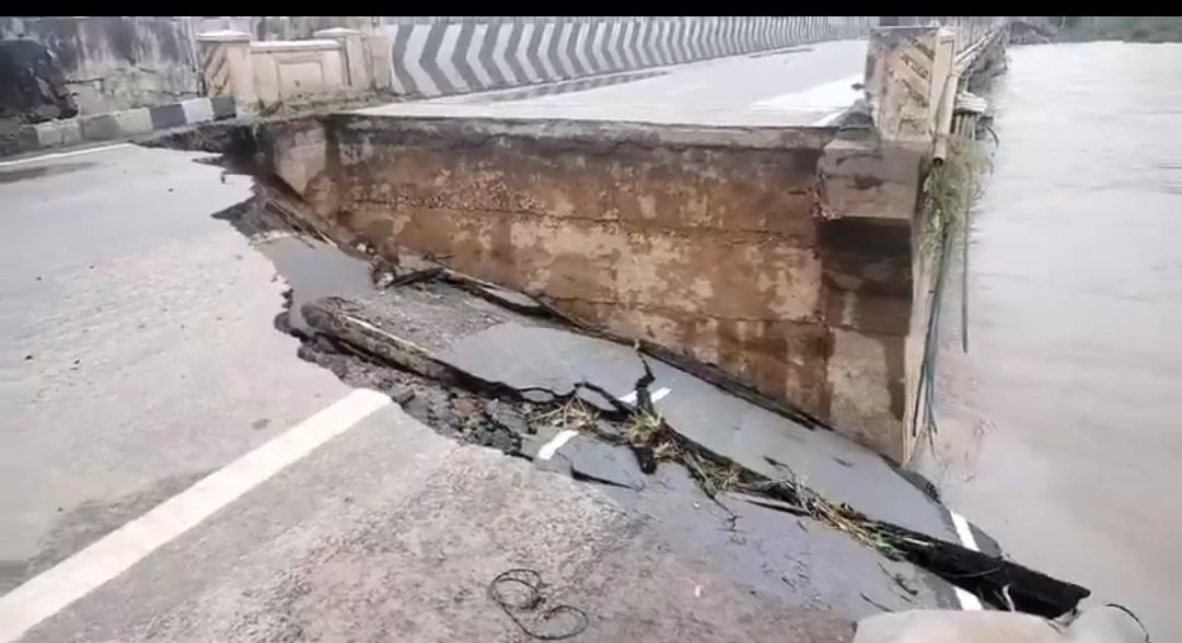 గరికపాడు వద్ద వరద ఉద్ధృతికి కొట్టుకుపోయిన విజయవాడ- hyd జాతీయ రహదారి