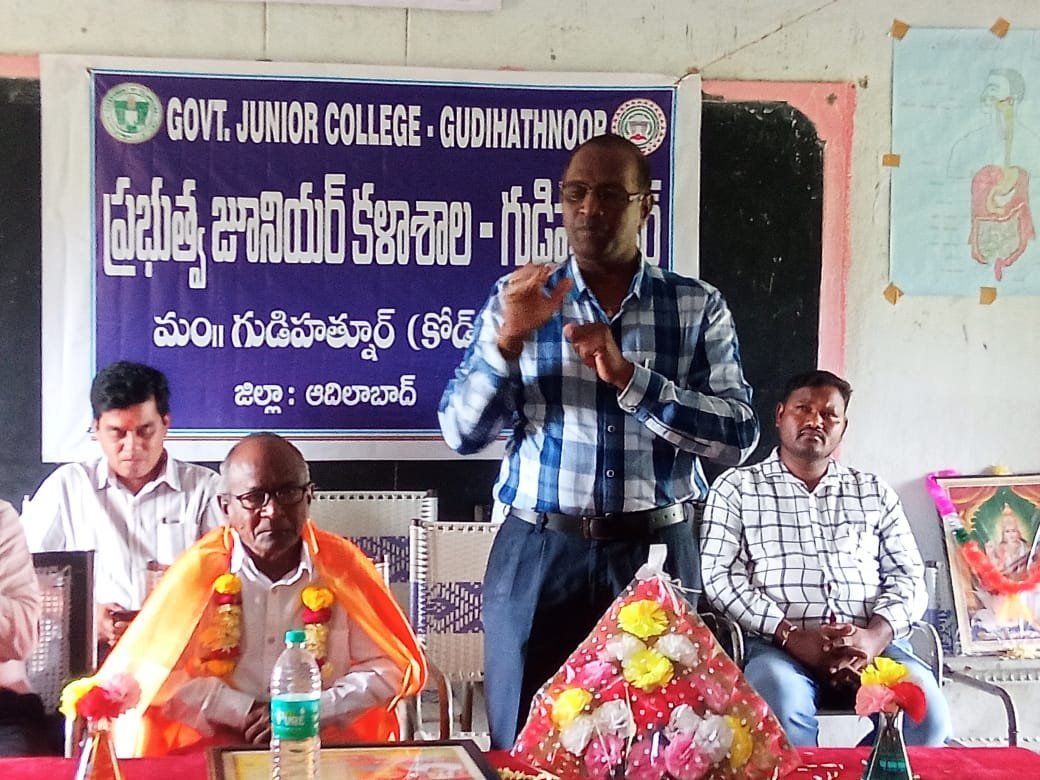 గుడిహత్నూర్ కళాశాలలో బదిలీ పై వెళ్తున్న సిబ్బందికి ఆత్మీయ సన్మానం