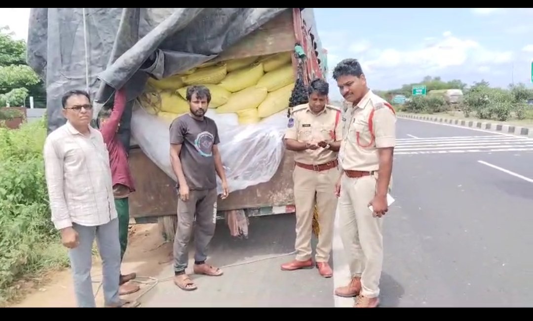 జైనథ్ మండలం బోరజ్ వద్ద 280 రాయితీ బియ్యం పట్టివేత