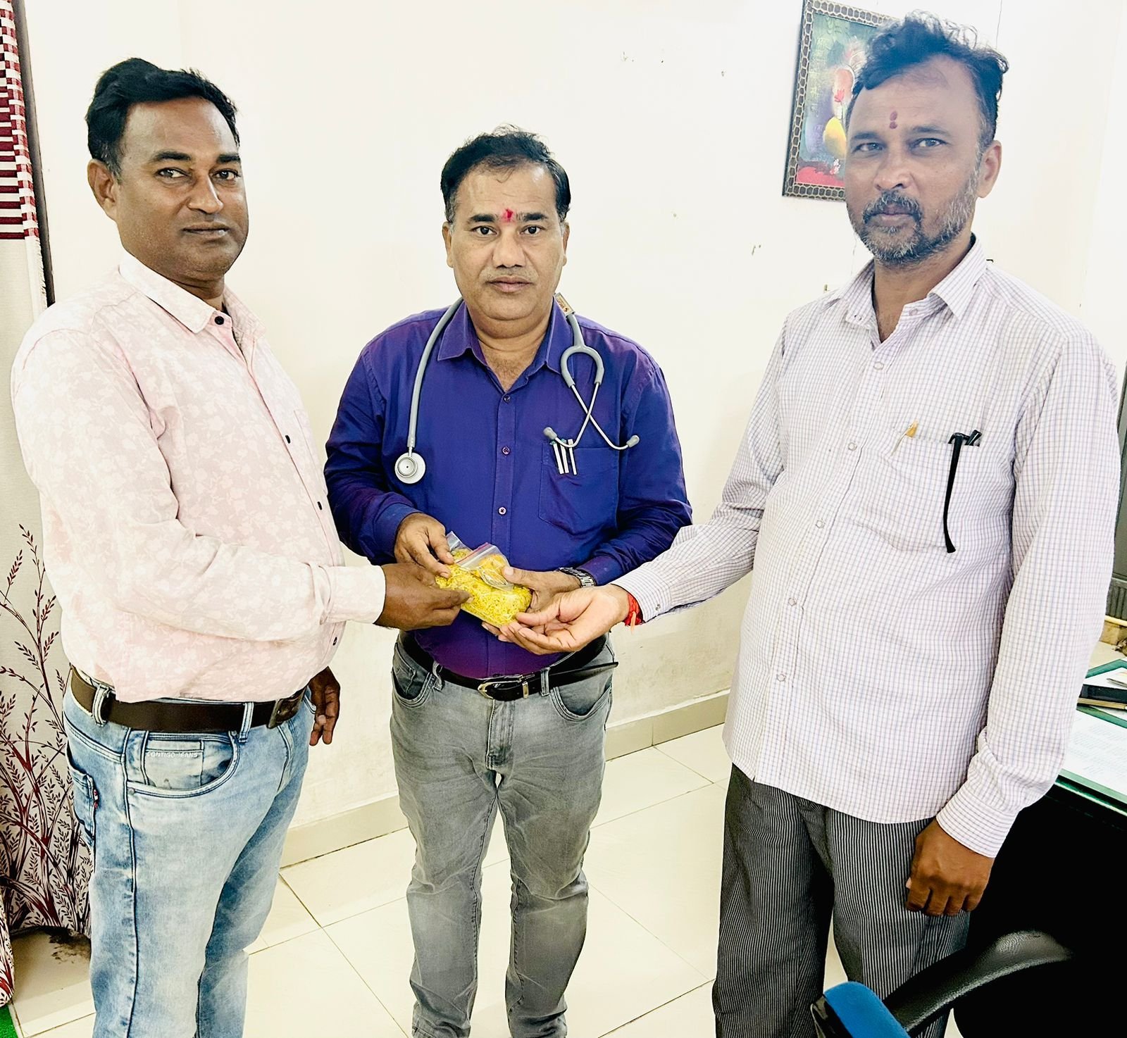రిమ్స్ డైరెక్టర్ కు చంద్ర గణేష్ మండల్ ప్రసాదాన్ని అందించిన సభ్యులు
