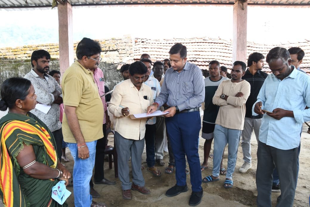 ప్రారంభమైన ఫ్యామిలీ డిజిటల్ కార్డ్ సర్వే... పరిశీలించిన కలెక్టర్