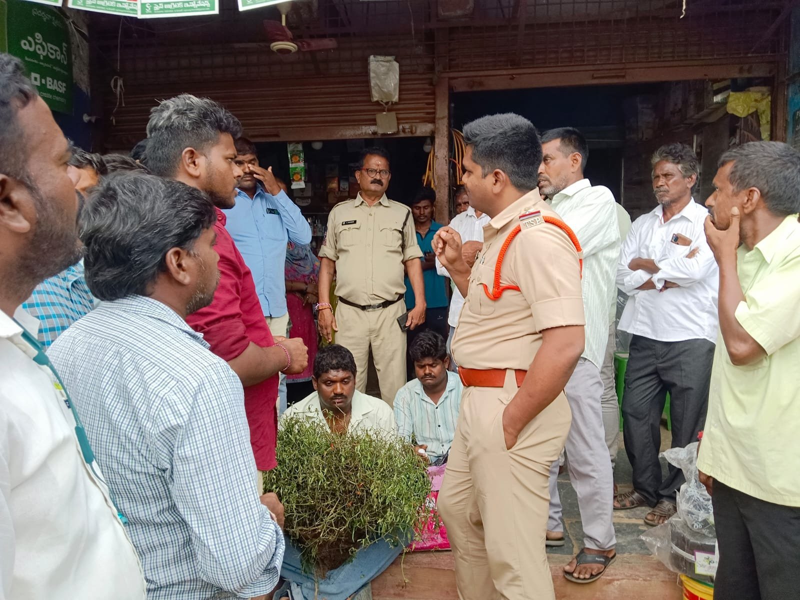 ఫర్టిలైజర్ షాప్ ముందు రైతుల ఆందోళన