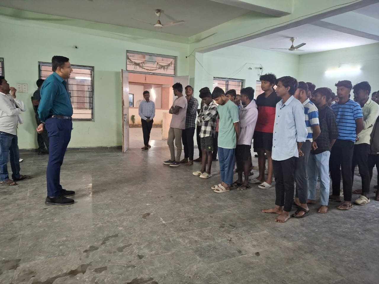 ప్రభుత్వ ఎస్సీ బాలురు హాస్టల్ ను రాత్రి ఆకస్మికంగా తనిఖీ చేసిన కలెక్టర్