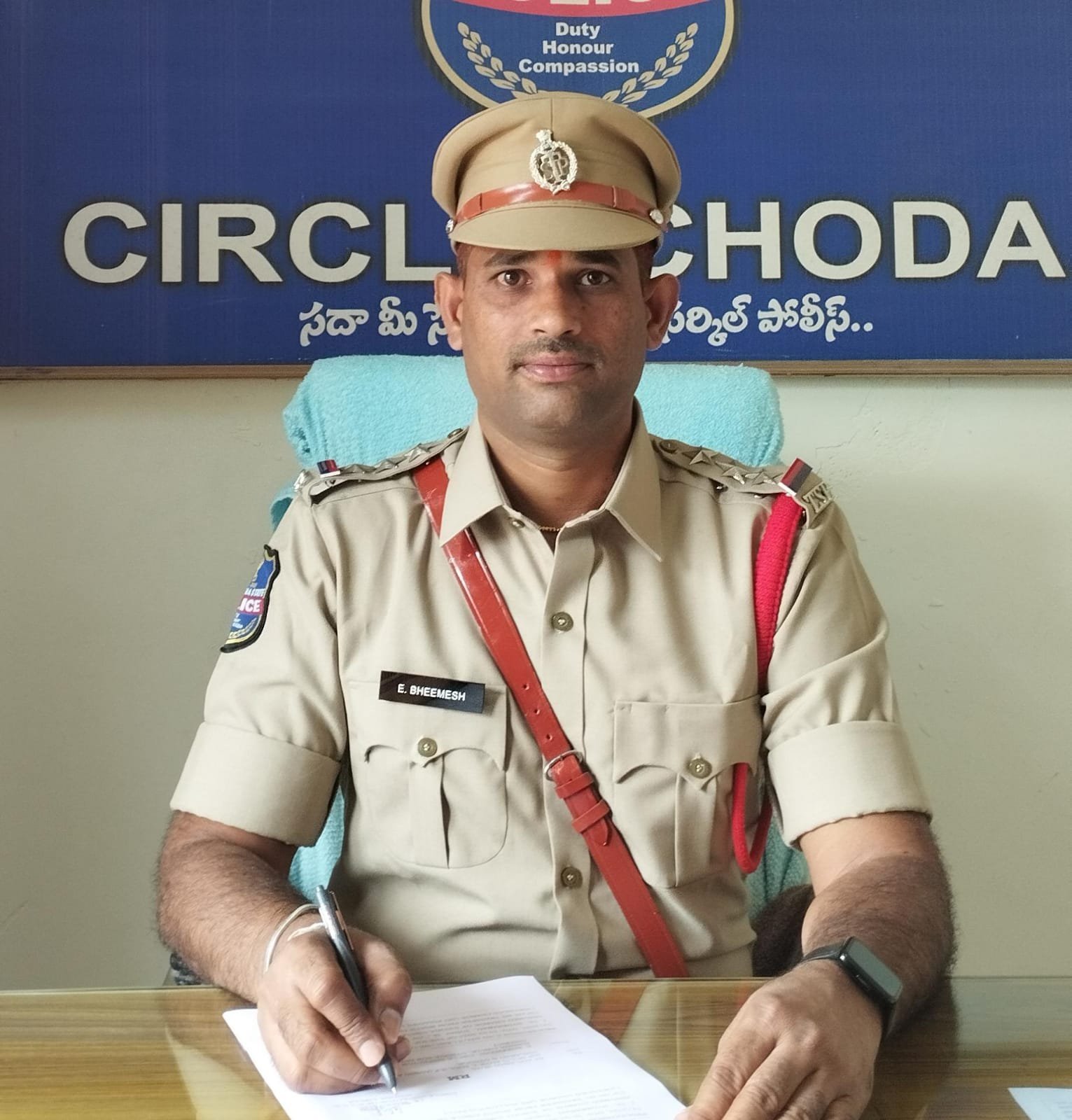 తల్వార్లతో సోషల్ మీడియాలో పోస్ట్ పెట్టిన ఇద్దరిపై కేసు నమోదు - ఇచ్చోడా సీఐ ఈ భీమేష్.