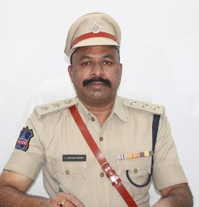 నంబర్ ప్లేట్లు మార్చి వాహనాలు నడుపుతున్న ఇద్దరిపై వేరువేరుగా రెండు కేసులు నమోదు