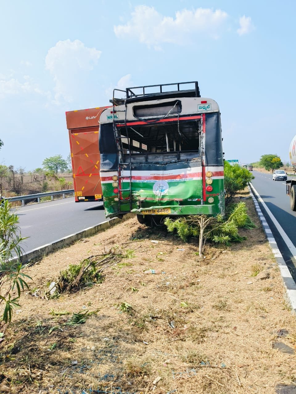 ఇచ్చోడ : ఘో*ర రోడ్డు ప్రమాదం.... పలువురికి గాయాలు... పశువులు మృ*తి
