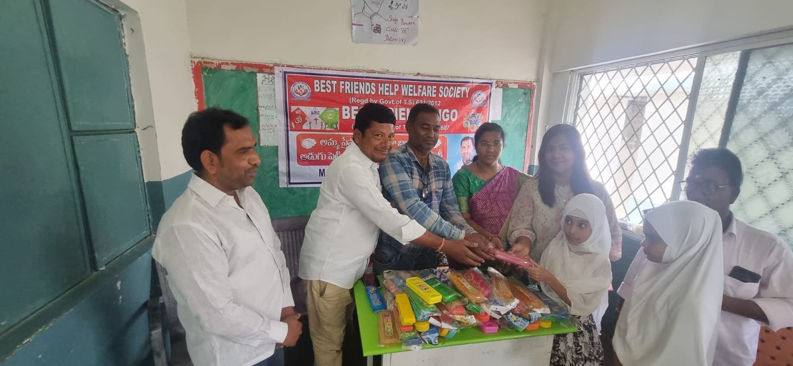 విద్యార్థులకు కంపక్స్ బాక్సులు, పెన్నుల పంపిణీ