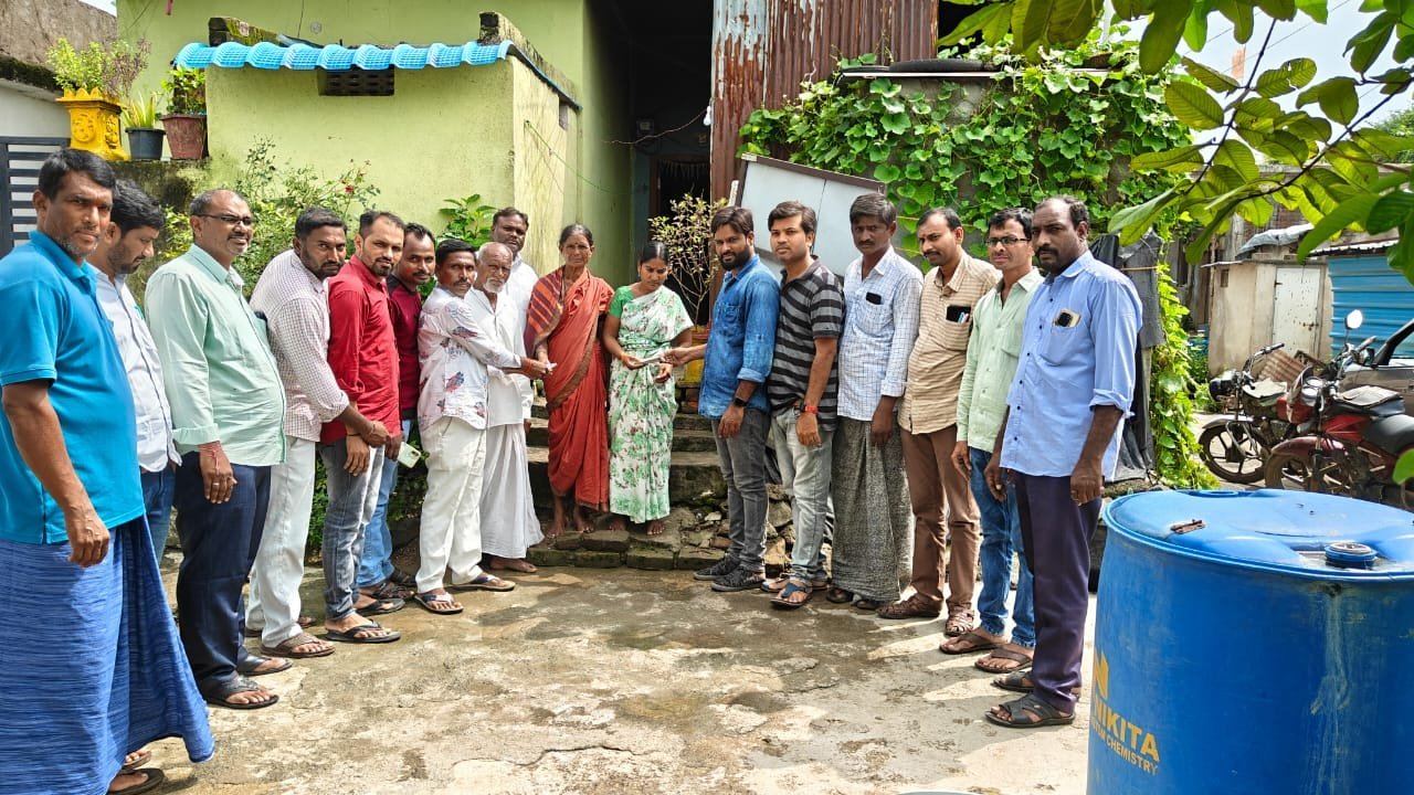 ఇచ్చోడ: మృతి చెందిన మిత్రుడి కుటుంబానికి ఆర్థిక చేయూత