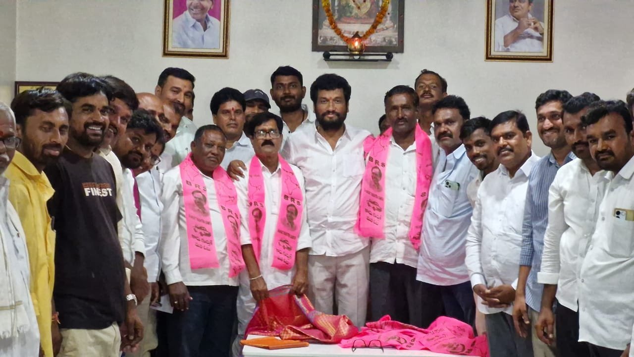 సొంతగూటికి చేరిన ఉద్యమ కారుడు భాస్కర్ రెడ్డి, మాజీసర్పంచ్ రాఘన్ రెడ్డి  కండువా కప్పీ  ఆహ్వానించిన బోథ్ అనిల్ జాదవ్ ఎమ్మెల్యే