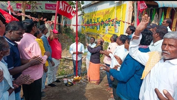 ఇచ్చోడ మండలంలో భవన నిర్మాణ కార్మిక సంఘం జెండా ఆవిష్కరణ